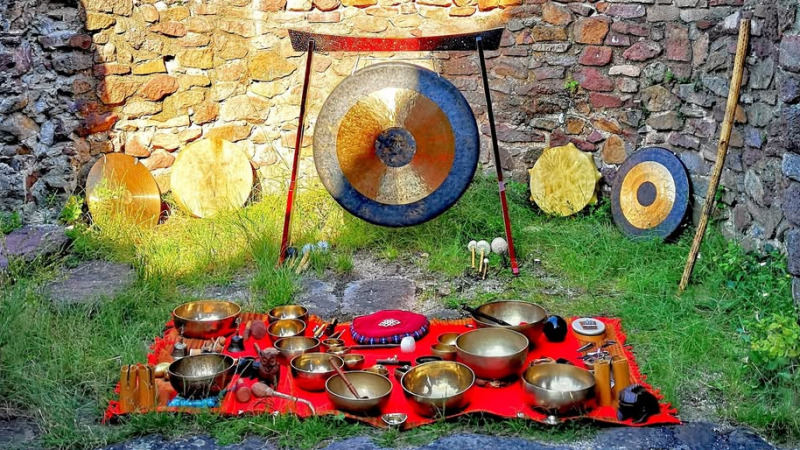 Hangfürdő gongokkal, hangtálakkal, sámándobolással, harmonizáló rezgésekkel Hévízen
