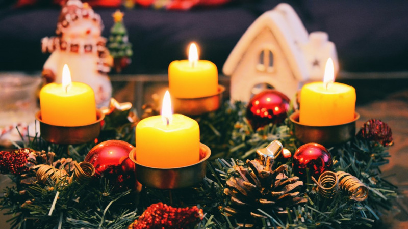 Advent candle lighting