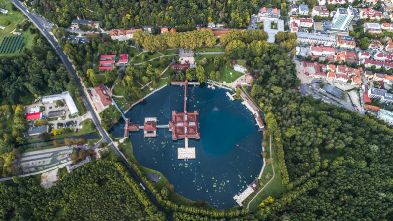 Seerosen-Lehrpfad, Baumkronen-Aussichtspunkt, barrierefreier Waldpromenade und ein Bohlenpfad in Hévíz übergeben!