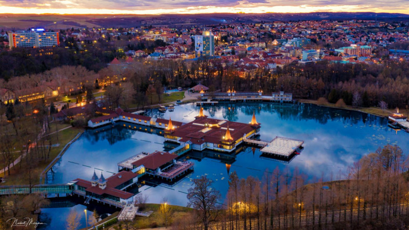 BADEN IM MONDLICHT IM HÉVÍZER SEE