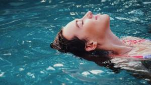 Stress and cold toes dissolve in thermal water