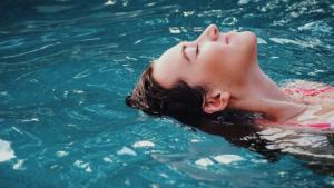 Stress und kalte Zehen lösen sich im Thermalwasser