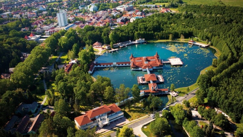 Das Wohlbefinden steigern am größten Thermalsee der Welt